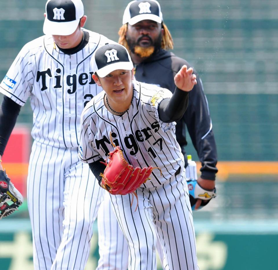 投内連係の練習で、マウンドから声を出す阪神・岩貞祐太（手前）＝甲子園（撮影・高部洋祐）