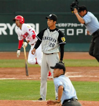 　１回、菊池（左）に先制２ランを浴びる小野＝マツダスタジアム