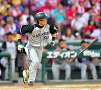 ４回、上本は左中間に適時二塁打を放つ