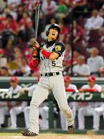 延長１２回、三振に倒れて悔しそうな表情を見せる西岡