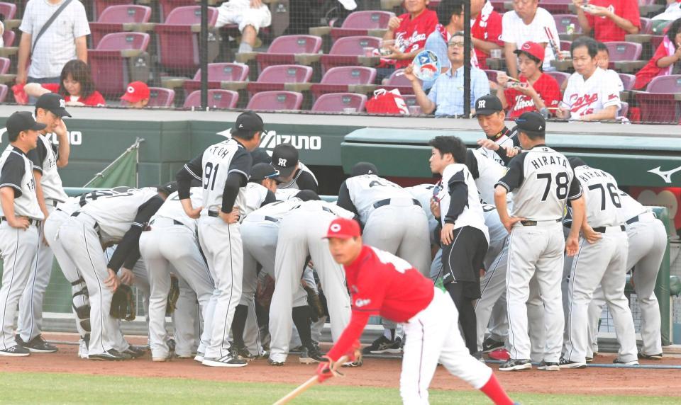 試合前、円陣を組む阪神ナイン