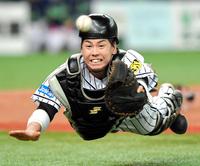 　５回、中村の打球に飛びつく梅野