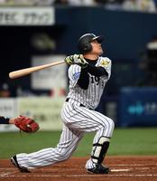 ３回阪神２死一・二塁、阪神・福留孝介は右前に逆転適時二塁打を放つ＝京セラドーム（撮影・山口登）