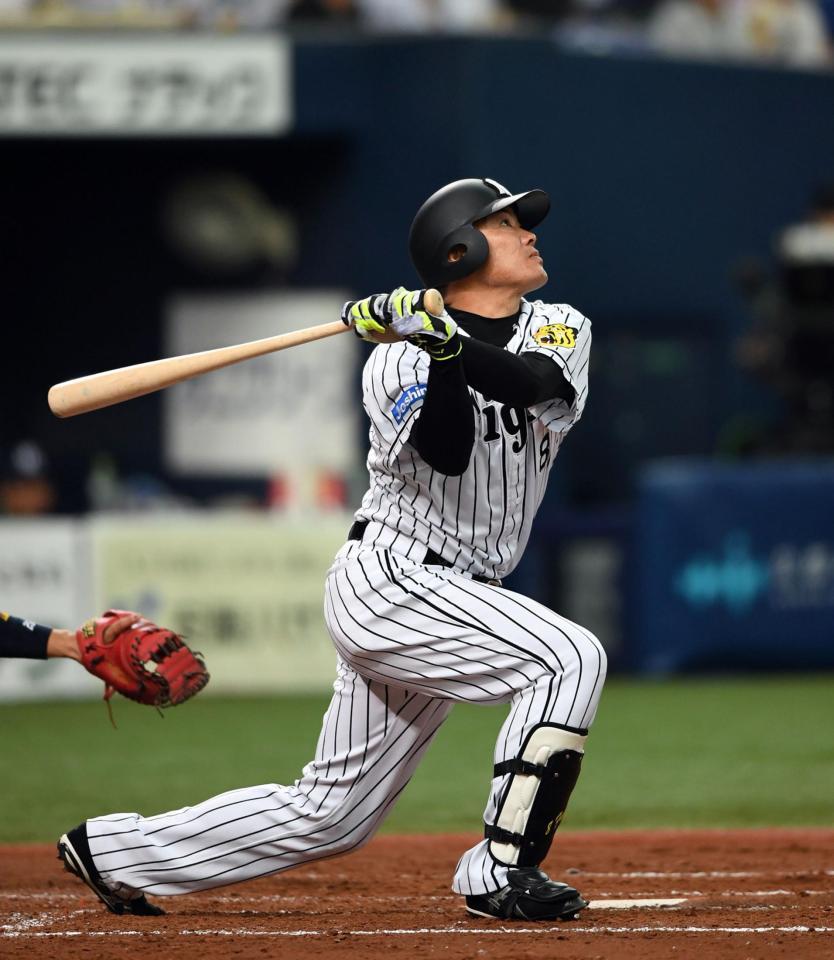 ３回阪神２死一・二塁、阪神・福留孝介は右前に逆転適時二塁打を放つ＝京セラドーム（撮影・山口登）