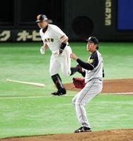 　１回、巨人・阿部に先制の右前適時打を打たれた岩貞