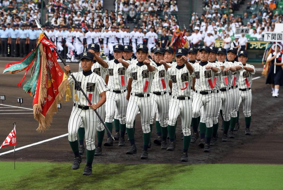 元気よく入場行進する開星ナイン＝甲子園（撮影・山口登）