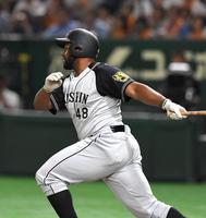 １回、先制適時打を放つロジャース