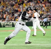 ３回、左線適時二塁打を放った福留