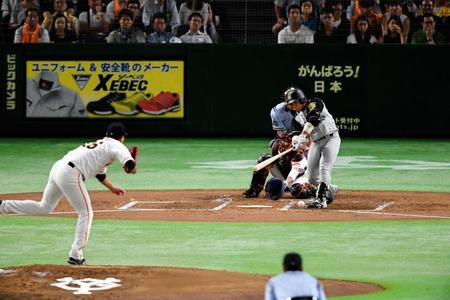 ２回阪神１死一、三塁、先制の適時左前打を放つ梅野。（投手・内海）＝東京ドーム（撮影・堀内翔）
