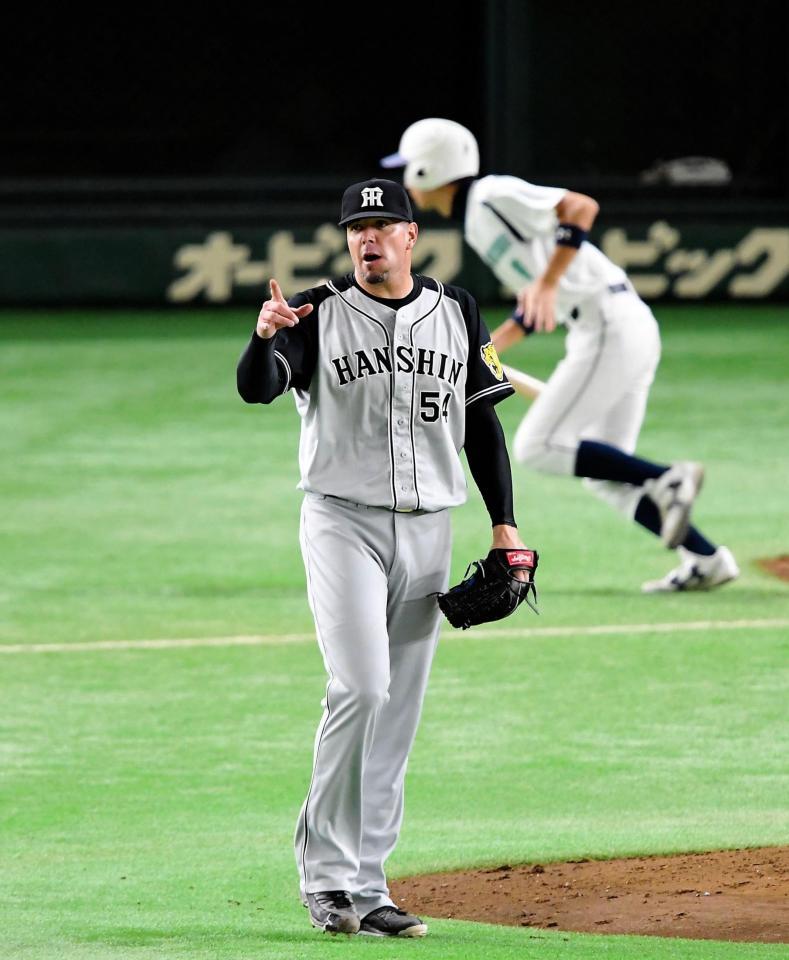 ２回、好守備を見せた二塁手上本に声をかけるメッセンジャー＝東京ドーム（撮影・堀内翔）