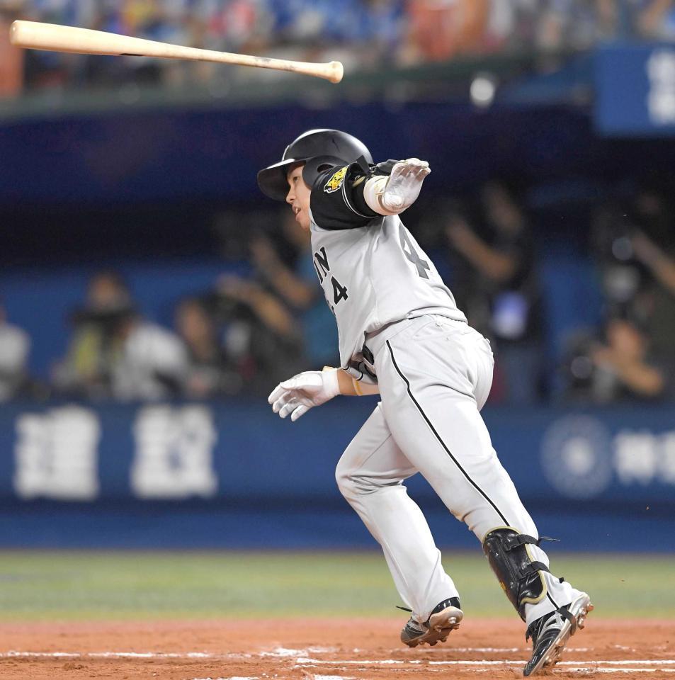 　７回、猛打賞となる左前打を放つ梅野（撮影・飯室逸平）