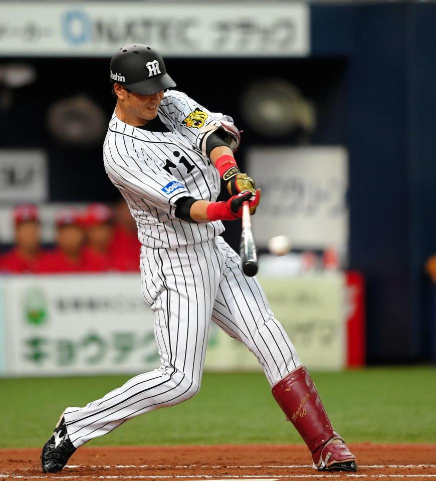 １回、２点適時二塁打を放つ阪神・中谷将大＝京セラドーム大阪（撮影・北村雅宏）
