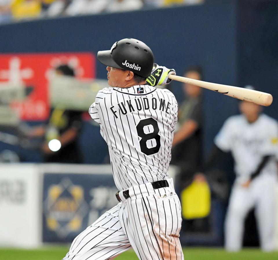 ５回、右越えに３ランを放つ福留（撮影・高部洋祐）