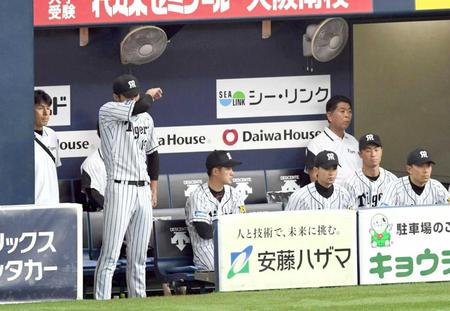 　５回途中で降板し、ベンチで立ったまま試合を見る藤浪（左）＝撮影・田中太一