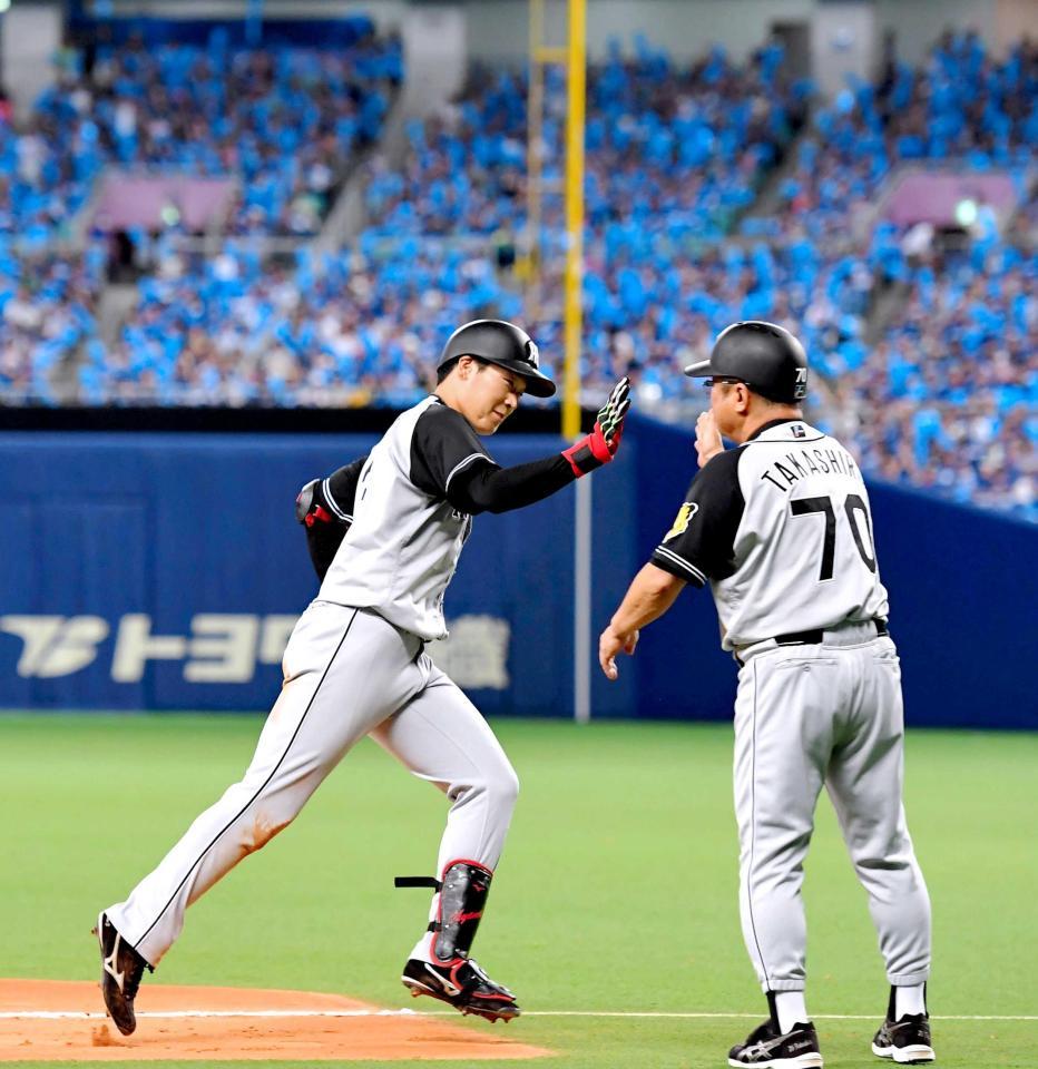 　７回、３ランを放ちダイヤモンドを回る大山（左）＝撮影・高部洋祐