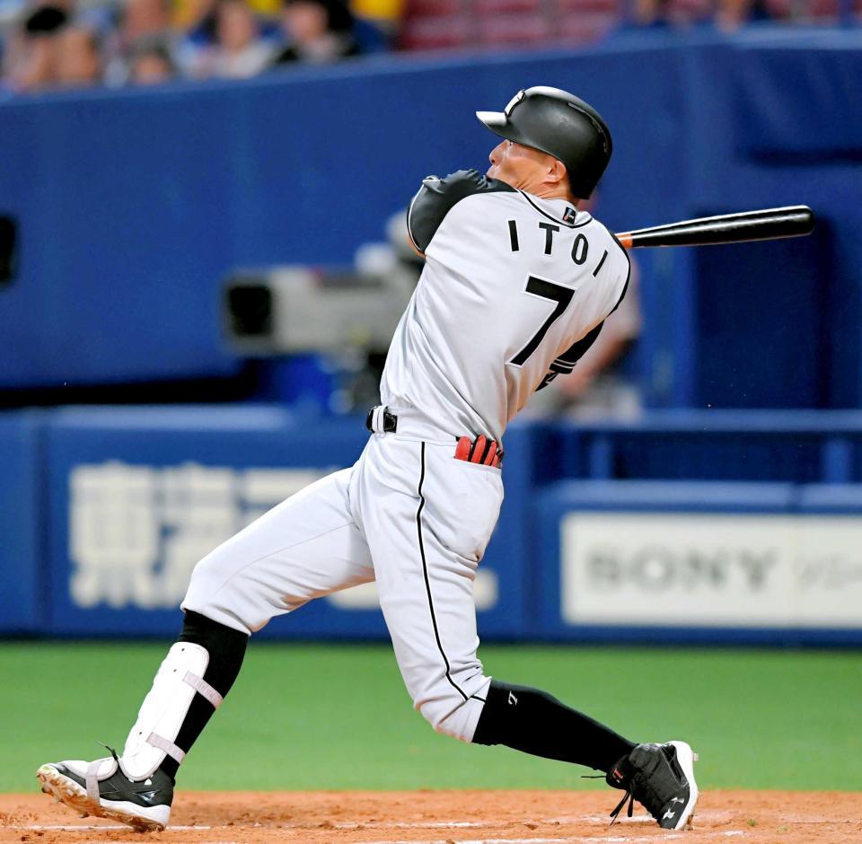 　７回、右越えにソロを放つ糸井（撮影・高部洋祐）