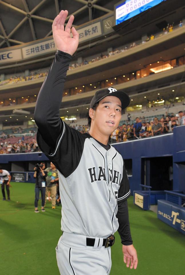 ヒーローインタビューを終え、スタンドのファンに手を振る阪神・青柳晃洋＝ナゴヤドーム（撮影・高部洋祐）