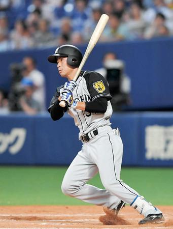 　延長１１回、左前打を放つ森越