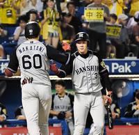 ４回、同点ソロを放った中谷（左）とタッチする大山＝神宮球場（撮影・園田高夫）