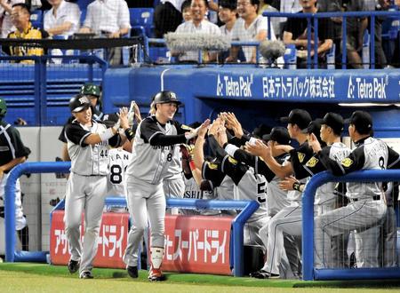 　５回、同点２ランを放ち迎えられる俊介と梅野（左）＝撮影・堀内翔