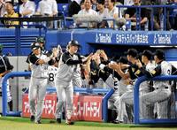 　５回、同点２ランを放ち迎えられる俊介と梅野（左）＝撮影・堀内翔