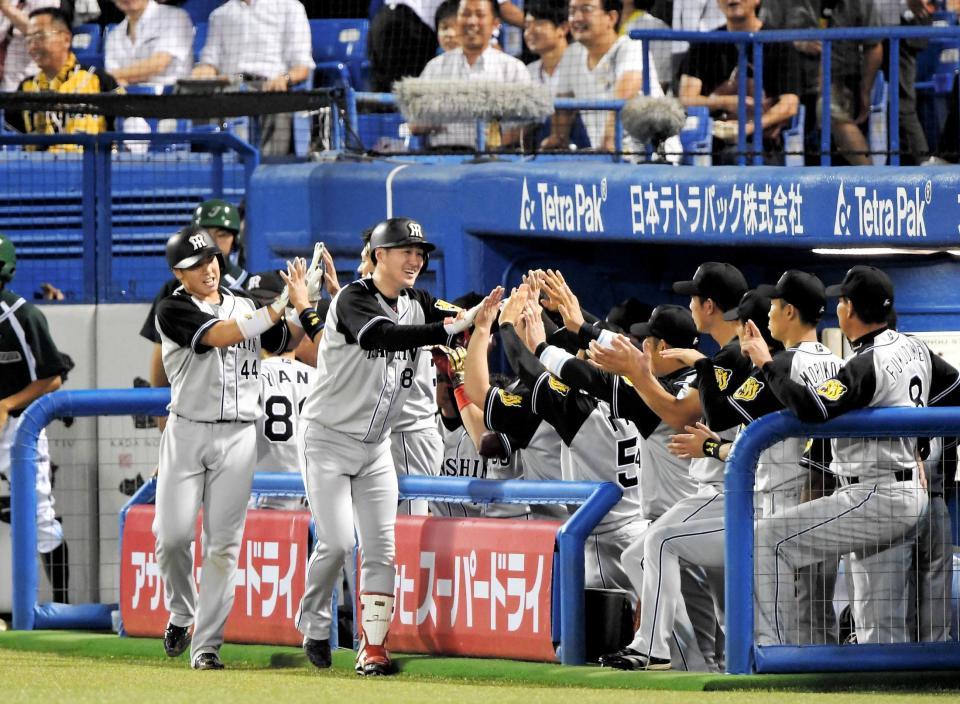 　５回、同点２ランを放ち迎えられる俊介と梅野（左）＝撮影・堀内翔