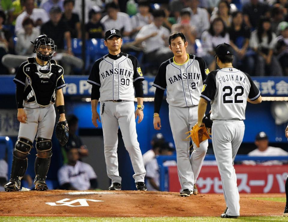 ５回途中、藤川（２２）にマウンドを譲る阪神・岩田＝（撮影・堀内翔）