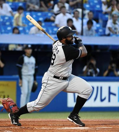 １回、ロジャースが先制の中前適時打を放つ