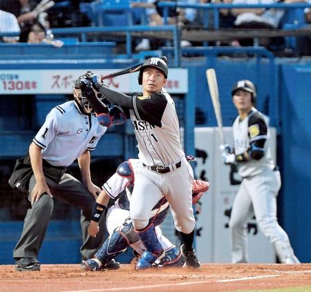 　２回、勝ち越しソロを放つ鳥谷