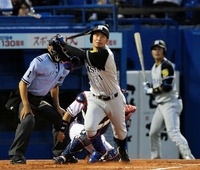 ２回、右越えに勝ち越し本塁打を放つ鳥谷
