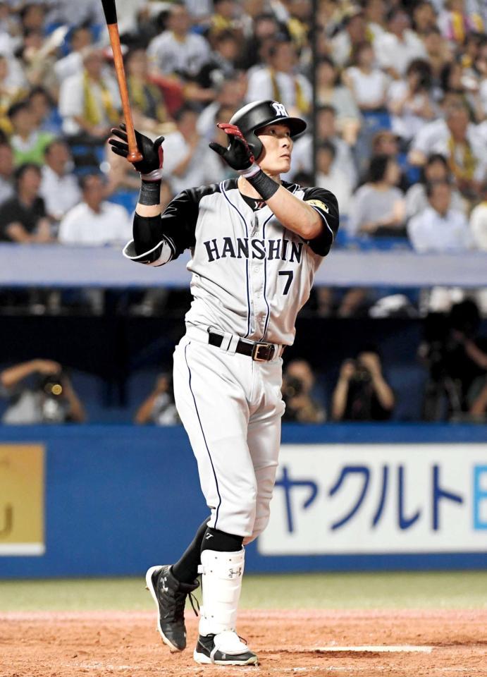 　５回、右越えソロを放つ糸井（撮影・園田高夫）