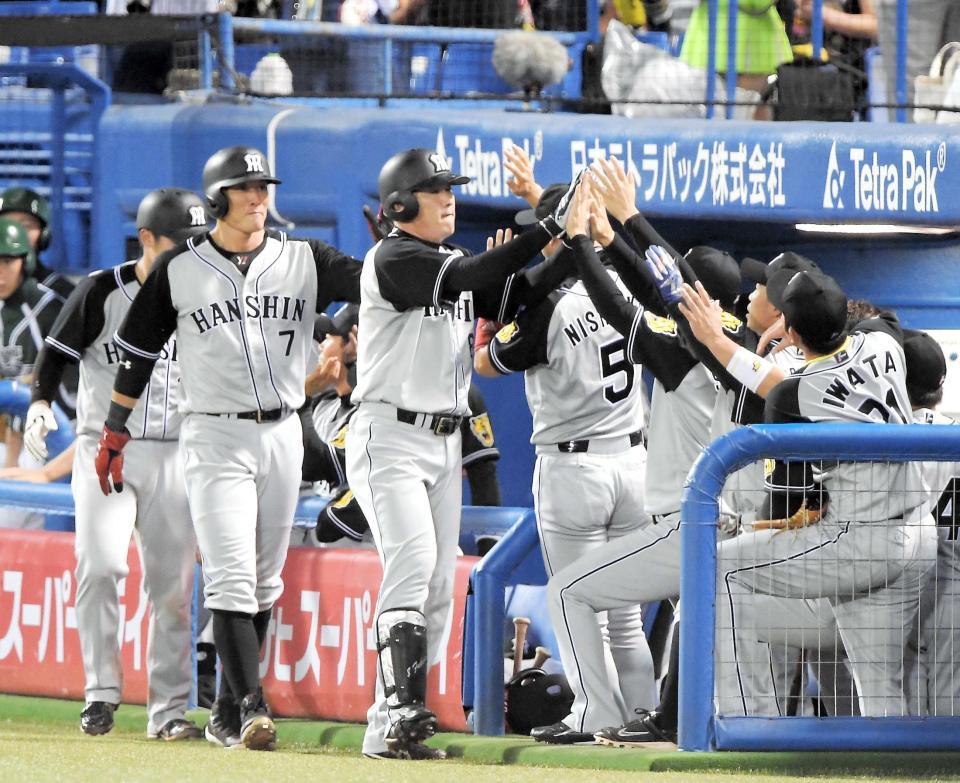 　３回、３ランを放ちナインに迎えられる福留（左は糸井）＝撮影・堀内翔