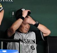 額に手を当て思案する阪神・金本知憲監督＝東京ドーム（撮影・園田高夫）