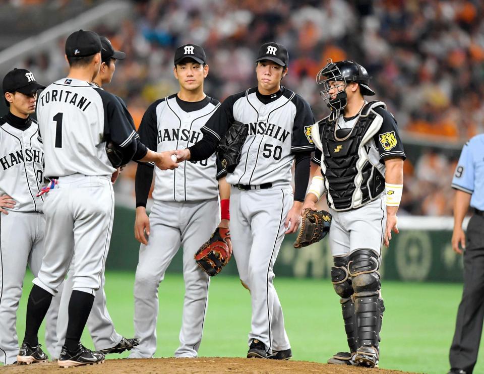 　５回途中、ボールを手渡してマウンドを降りる青柳（右から２人目）＝撮影・高部洋祐