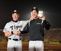 プロ初勝利を挙げ、金本監督（左）に祝福される小野