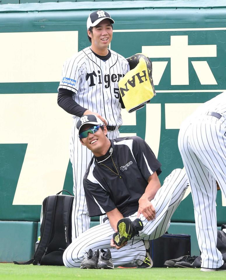 　練習の合間に談笑する青柳と藤浪（手前）