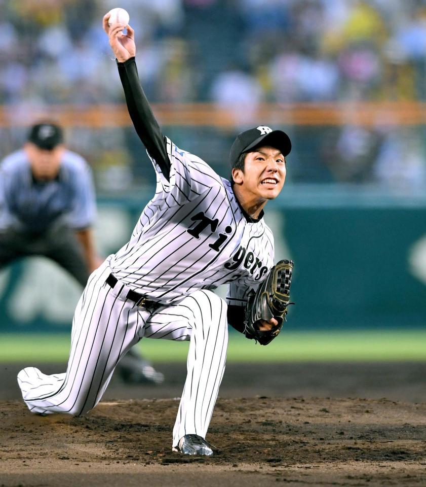 気迫の投球を見せる小野