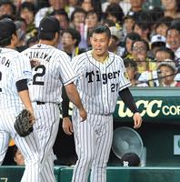 ６回、ベンチに戻る阪神・藤川球児に声をかける阪神・岩田稔＝甲子園（撮影・飯室逸平）