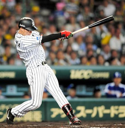 ３回、左翼線に先制適時二塁打を放つ大山