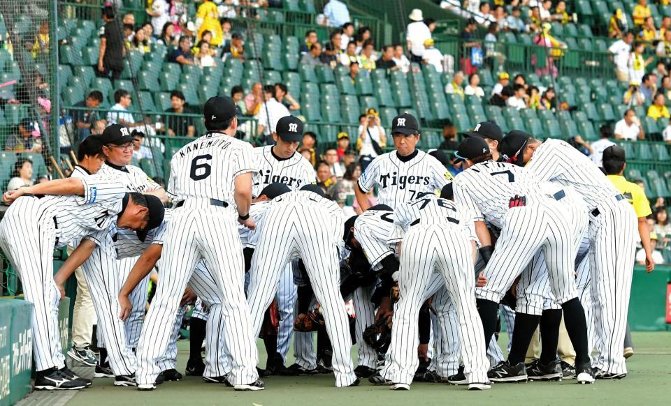 試合前、円陣を組む阪神ナイン＝甲子園（撮影・北村雅宏）