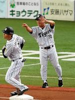 　三塁コーチとして指示を送る高代コーチ＝８月５日、ヤクルト戦から