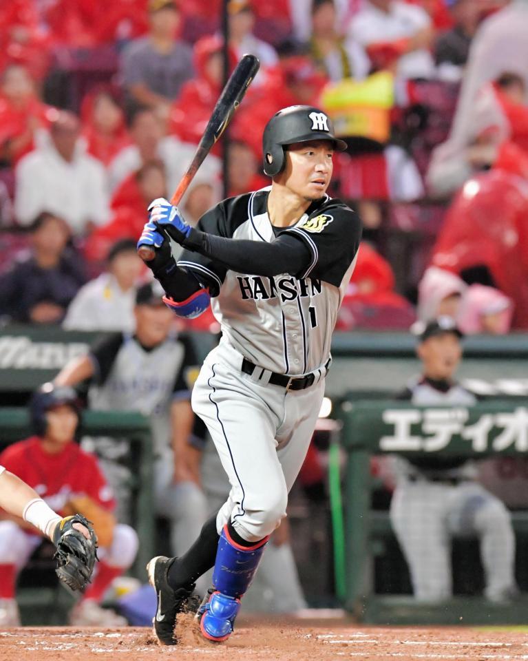 ２回阪神無死一、二塁、右前打を放つ鳥谷＝マツダスタジアム（撮影・吉澤敬太）