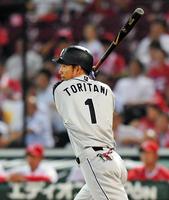 延長11回、左前打を放つ鳥谷＝マツダスタジアム