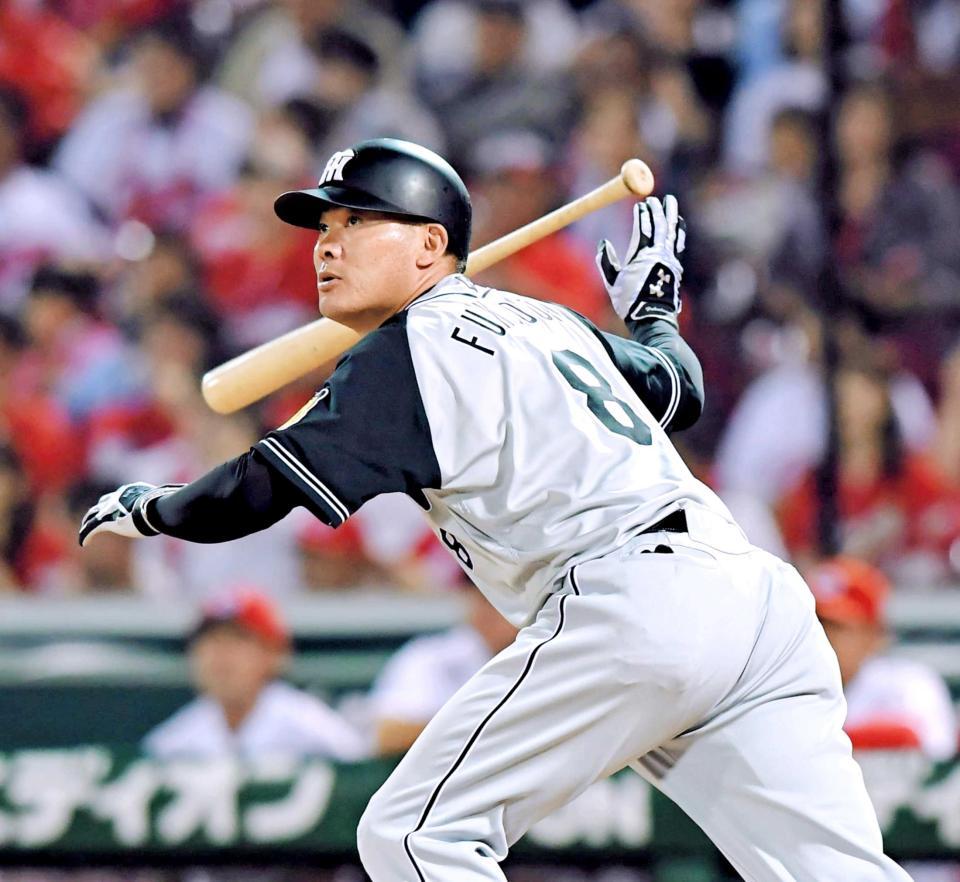 ９回、逆転２ランを放つ福留　