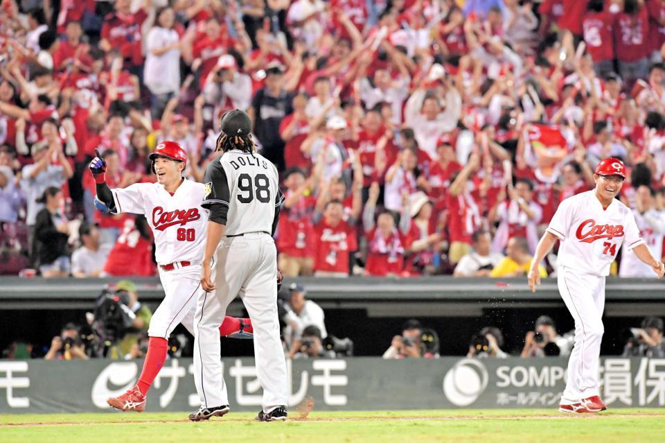 ９回、安部（左）にサヨナラ２ランを打たれ、ベンチへ引き上げるドリス　