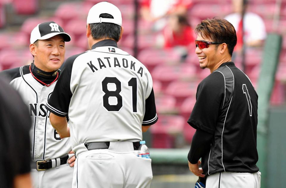 試合前、金本監督（左）らと談笑する鳥谷（右）＝マツダスタジアム