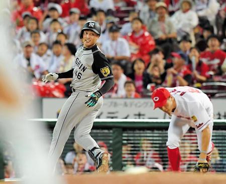 　４回、三ゴロ併殺崩れで打点を挙げる阪神・秋山（左）