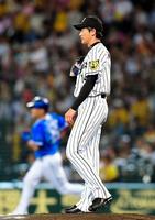 ３回、筒香（左）に同点ソロを浴びた能見＝甲子園