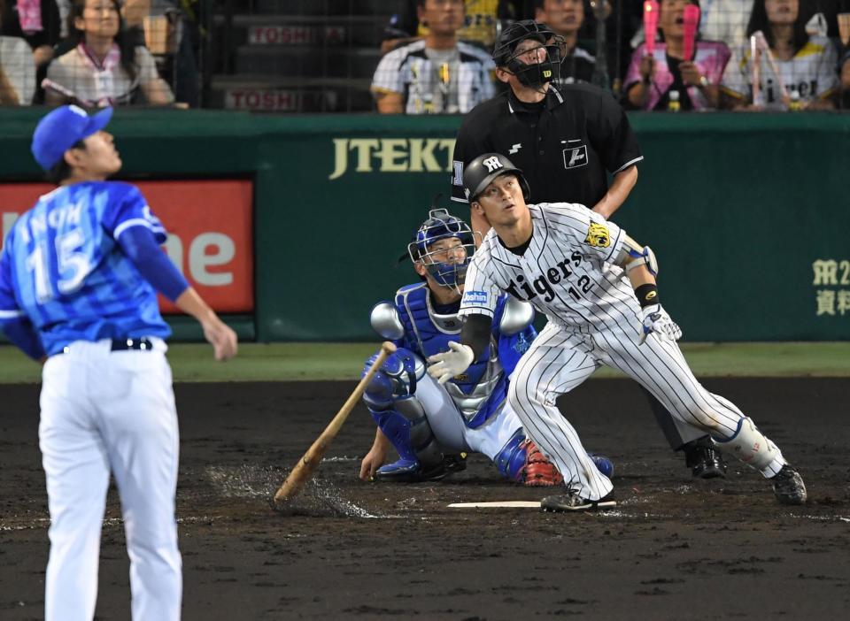 ２回阪神、勝ち越し２ランを放つ阪神・坂本誠志郎＝甲子園（撮影・飯室逸平）