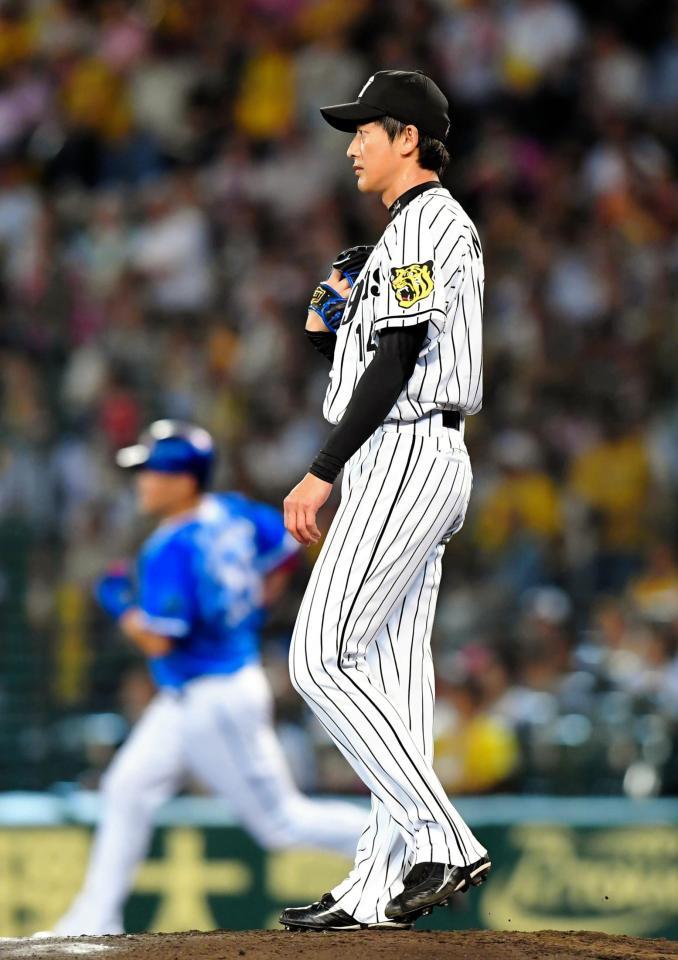 ３回、筒香（左）に同点ソロを浴びた能見＝甲子園